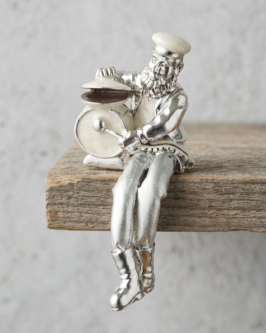 חסיד יושב מפוליריזן מנגן בתופים גוון כסף