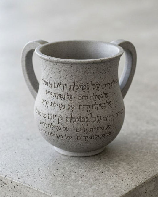 נטלה מהודרת מפולימר אפור בטון טיפוגרפיה